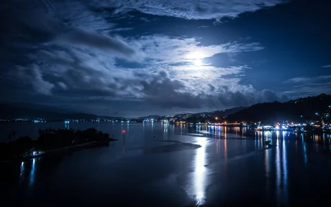 Teluk Ambon (photo: Maurice Weststrate)