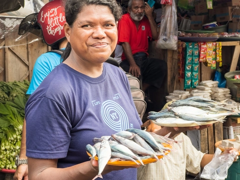 Jual ikan di pasar (foto: Gary McMaster)