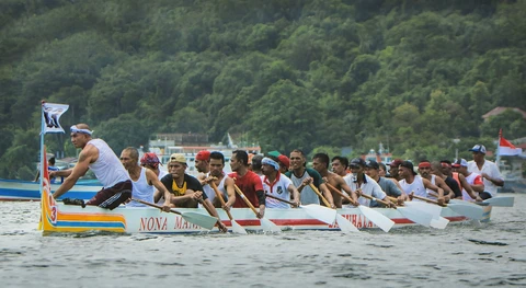 Lomba Manggurebe Arumbae (foto: Ganjarmustika1904, Wikimedia Commons)