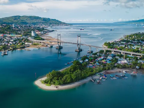 Jembatan Merah Putih di Teluk Ambon (foto: Kele Project, Shutterstock)